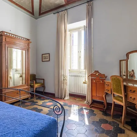 Charming At Spanish Steps, No Elevator Apartment Rome